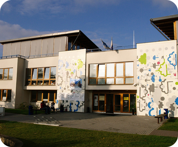 Vnější pohled na budovu kulturního domu Místní knihovna Chodov