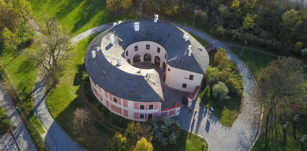 Vnější pohled na budovu kulturního centra Chodovská tvrz