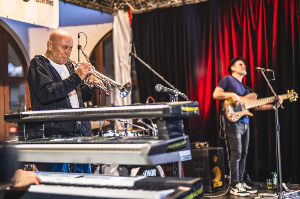 Hudebník hrající na lesní roh.